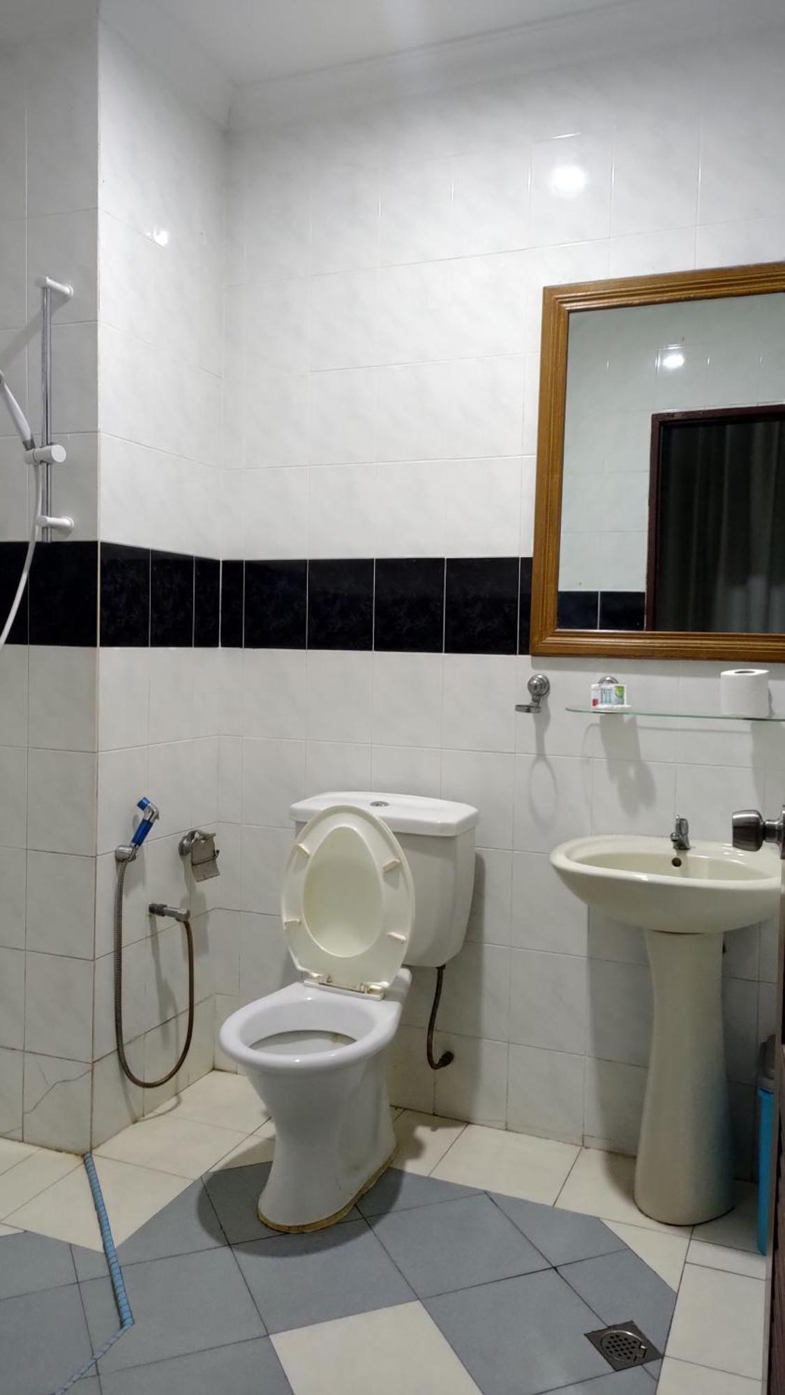 The Upper Deck Hotel Kudat Exterior photo